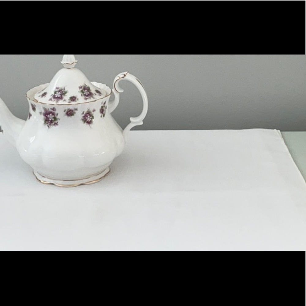 ROYAL ALBERT SWEET VIOLET 5 CUPS TEA POT. NWT